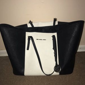 PRICE DROP DOWN MK PURSE B/W